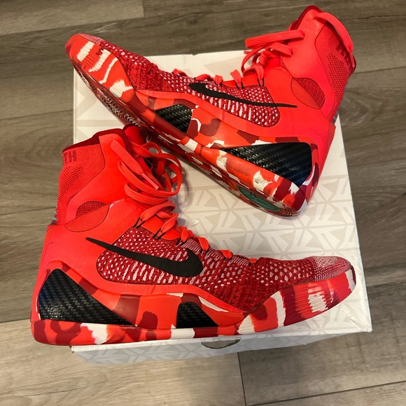 Kobe 9 Elite ‘Christmas’ - Size 12 - slightly worn - Picture 4 of 7